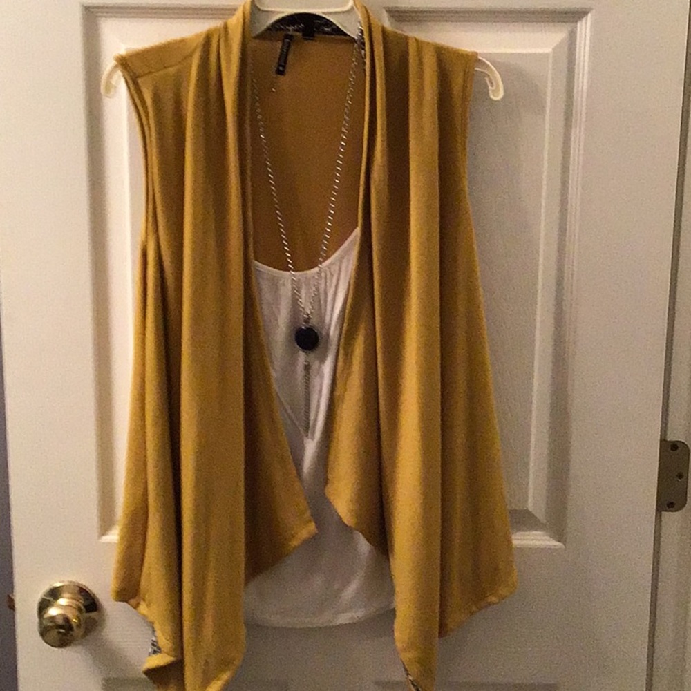 Like new XL off white shell with attached sunshine yellow vest
